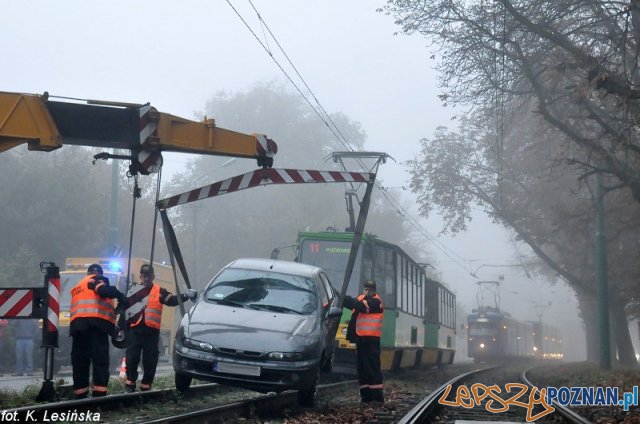 Usuwanie samochodu z torowiska Foto: MPK / K. Lesińska Usuwanie samochodu z torowiska Foto: MPK / K. Lesińska
