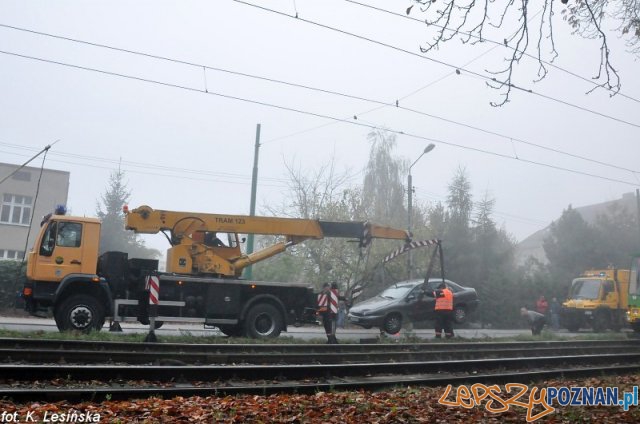 Usuwanie samochodu z torowiska Foto: MPK / K. Lesińska Usuwanie samochodu z torowiska Foto: MPK / K. Lesińska