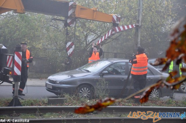Usuwanie samochodu z torowiska Foto: MPK / K. Lesińska Usuwanie samochodu z torowiska Foto: MPK / K. Lesińska