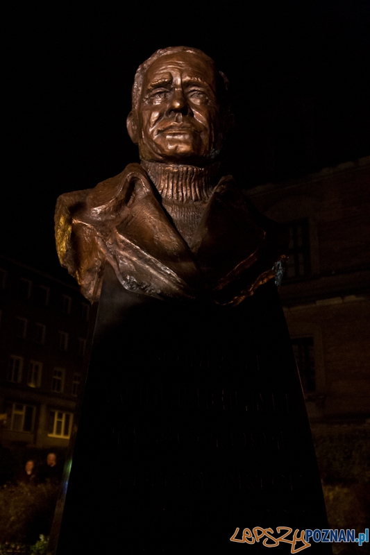 Odsłonięcie pomnika Romana Wilhelmiego - Poznań 3.11.2012 r. Foto: LepszyPOZNAN.pl / Paweł Rychter Odsłonięcie pomnika Romana Wilhelmiego - Poznań 3.11.2012 r. Foto: LepszyPOZNAN.pl / Paweł Rychter