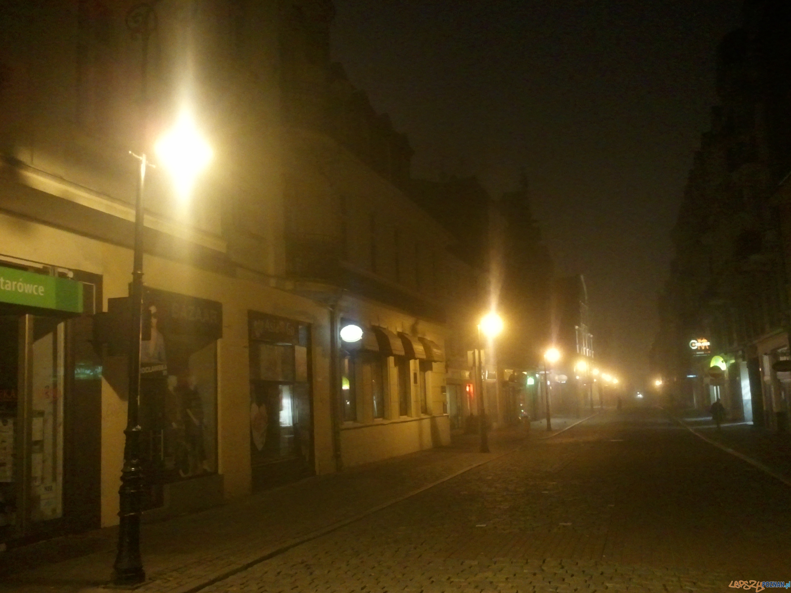 Poranna mgła - ul. Wrocławska około godziny 6:30  Foto: lepszyPOZNAN.pl / gsm