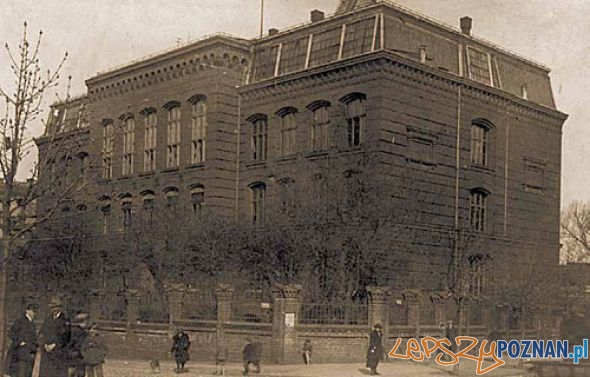 Widok Państwowej Szkoły Budownictwa w Poznaniu przy ul. Łąkowej 11, gdzie w latach 1919-1923 funkcjonowała Szkoła Zdobnicza, w zb.Publicznej Biblioteki Pedagogicznej w Poznaniu Foto: uap.amu.edu.pl Widok Państwowej Szkoły Budownictwa w Poznaniu przy ul. Łąkowej 11, gdzie w latach 1919-1923 funkcjonowała Szkoła Zdobnicza, w zb.Publicznej Biblioteki Pedagogicznej w Poznaniu Foto: uap.amu.edu.pl