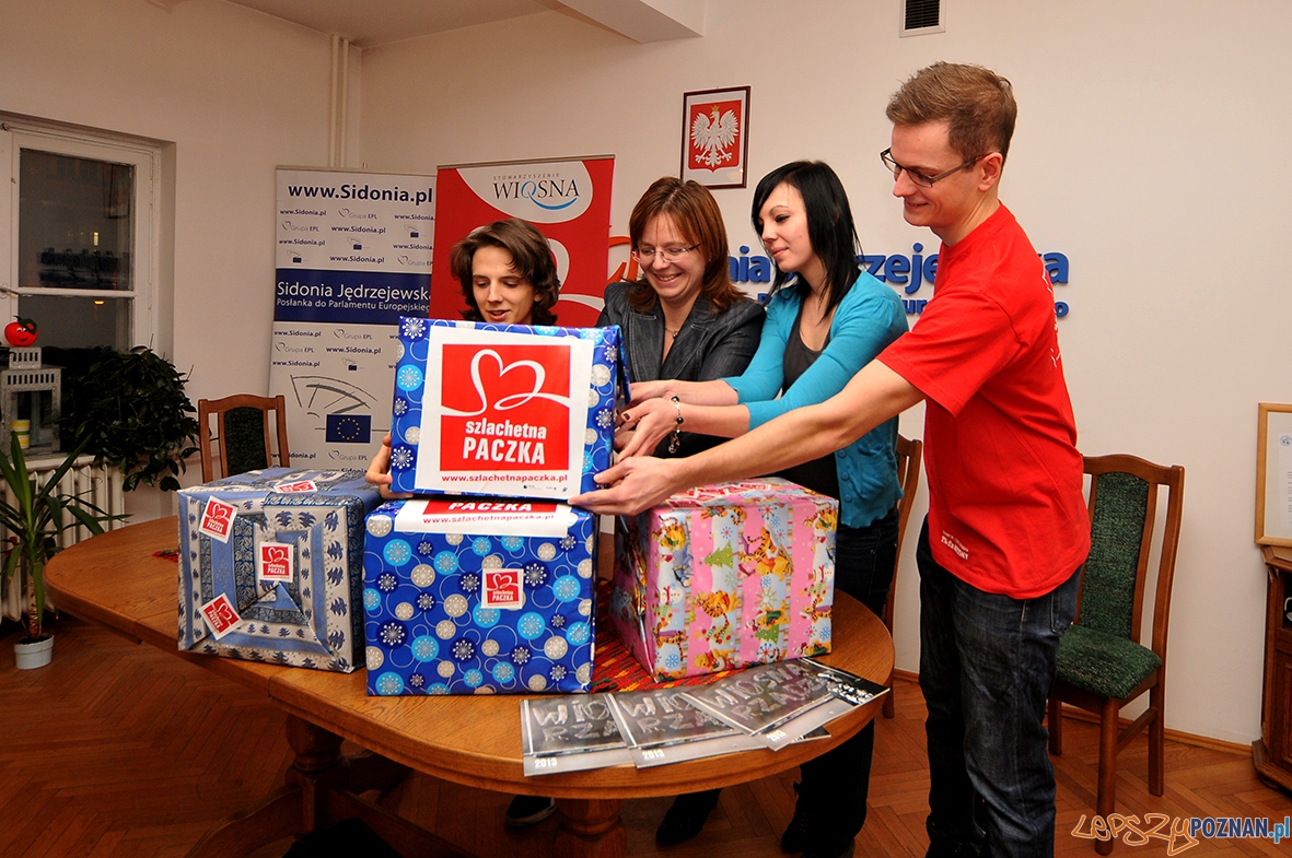 PACZKA Sidonia Jędrzejewska Foto: Basia Piotrowska PACZKA Sidonia Jędrzejewska Foto: Basia Piotrowska