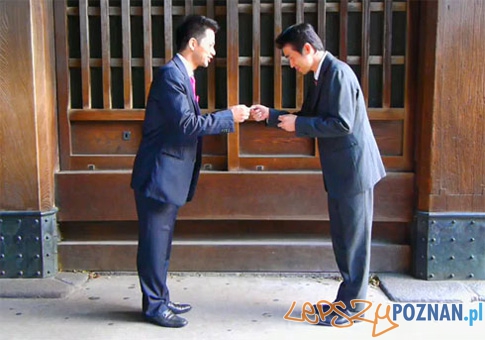 Wymiana wizytówek z Japonii  Foto: http://www.jippon.pl