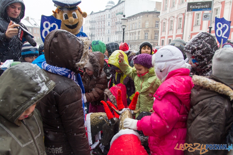 Dzieci ze szkoły podstawowej nr 82 pomagały ubrać koziołki przed Urzędem Miasta Foto: lepszyPOZNAN.pl / Piotr Rychter Dzieci ze szkoły podstawowej nr 82 pomagały ubrać koziołki przed Urzędem Miasta Foto: lepszyPOZNAN.pl / Piotr Rychter