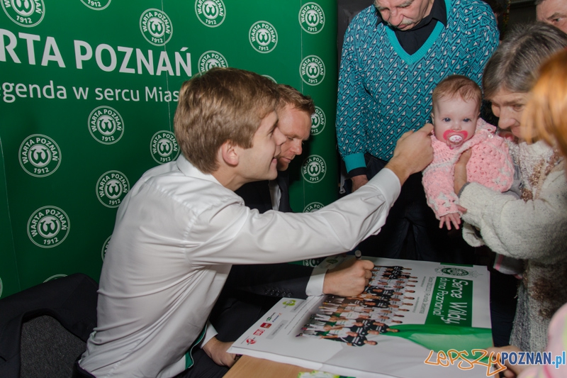 Spotkanie wigilijne z Caritas i Warta Poznań - hala nr 1 MTP 24.12.2012 r. - piłkarze Warty Poznań Foto: lepszyPOZNAN.pl / Piotr Rychter Spotkanie wigilijne z Caritas i Warta Poznań - hala nr 1 MTP 24.12.2012 r. - piłkarze Warty Poznań Foto: lepszyPOZNAN.pl / Piotr Rychter