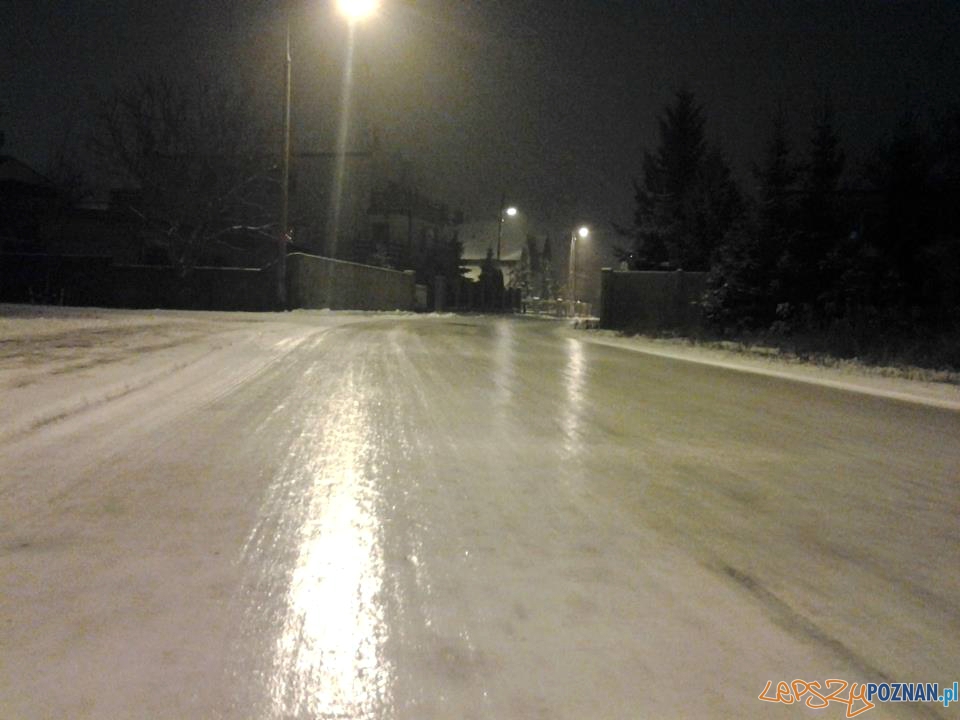 Oblodzona droga w Antoninku Foto: facebook.com/poznan.antoninek Oblodzona droga w Antoninku Foto: facebook.com/poznan.antoninek