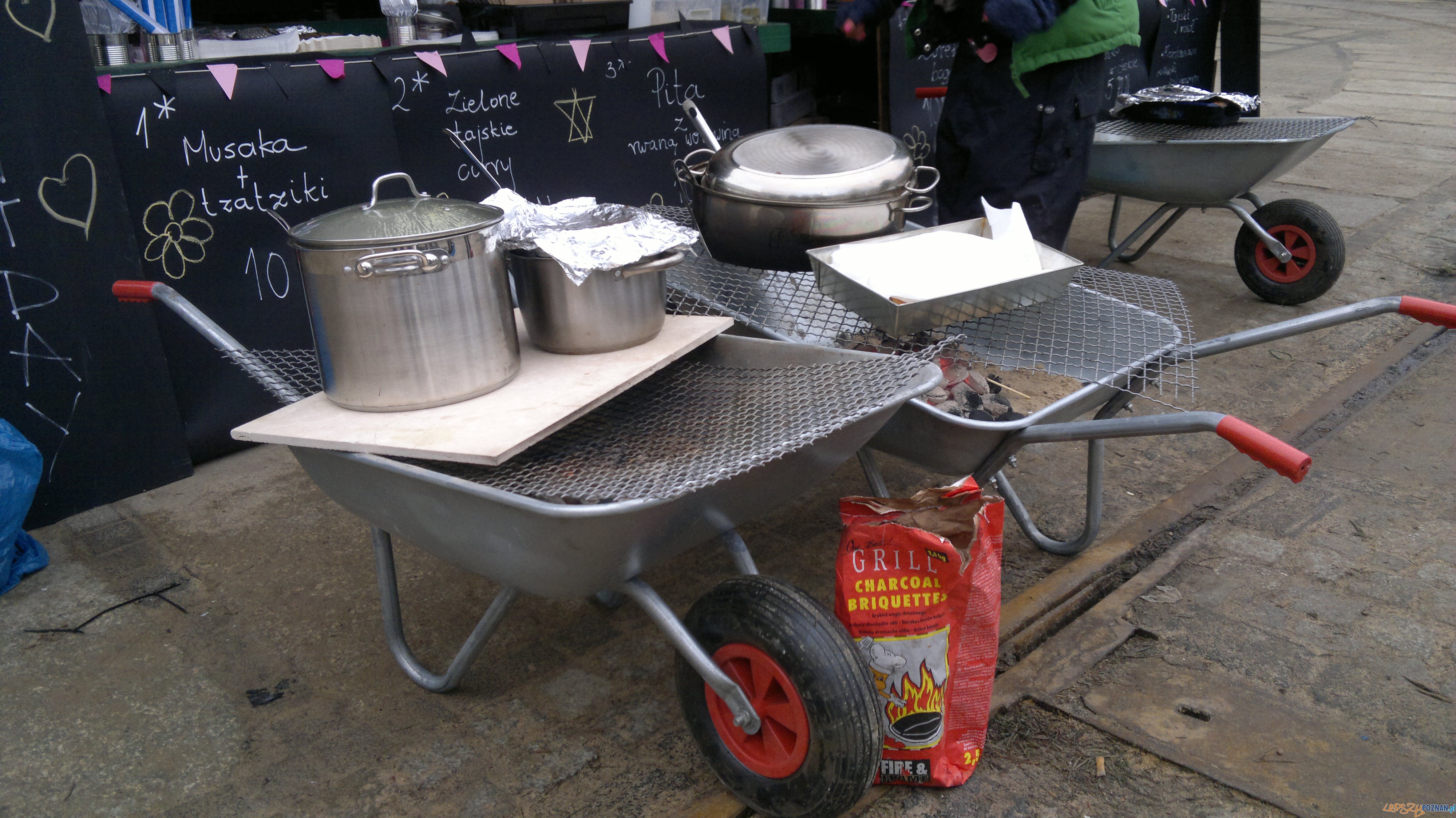 Restaurant Day na Placu Wielkopolskim - oryginalne taczkowe grille Foto: TD Restaurant Day na Placu Wielkopolskim - oryginalne taczkowe grille Foto: TD