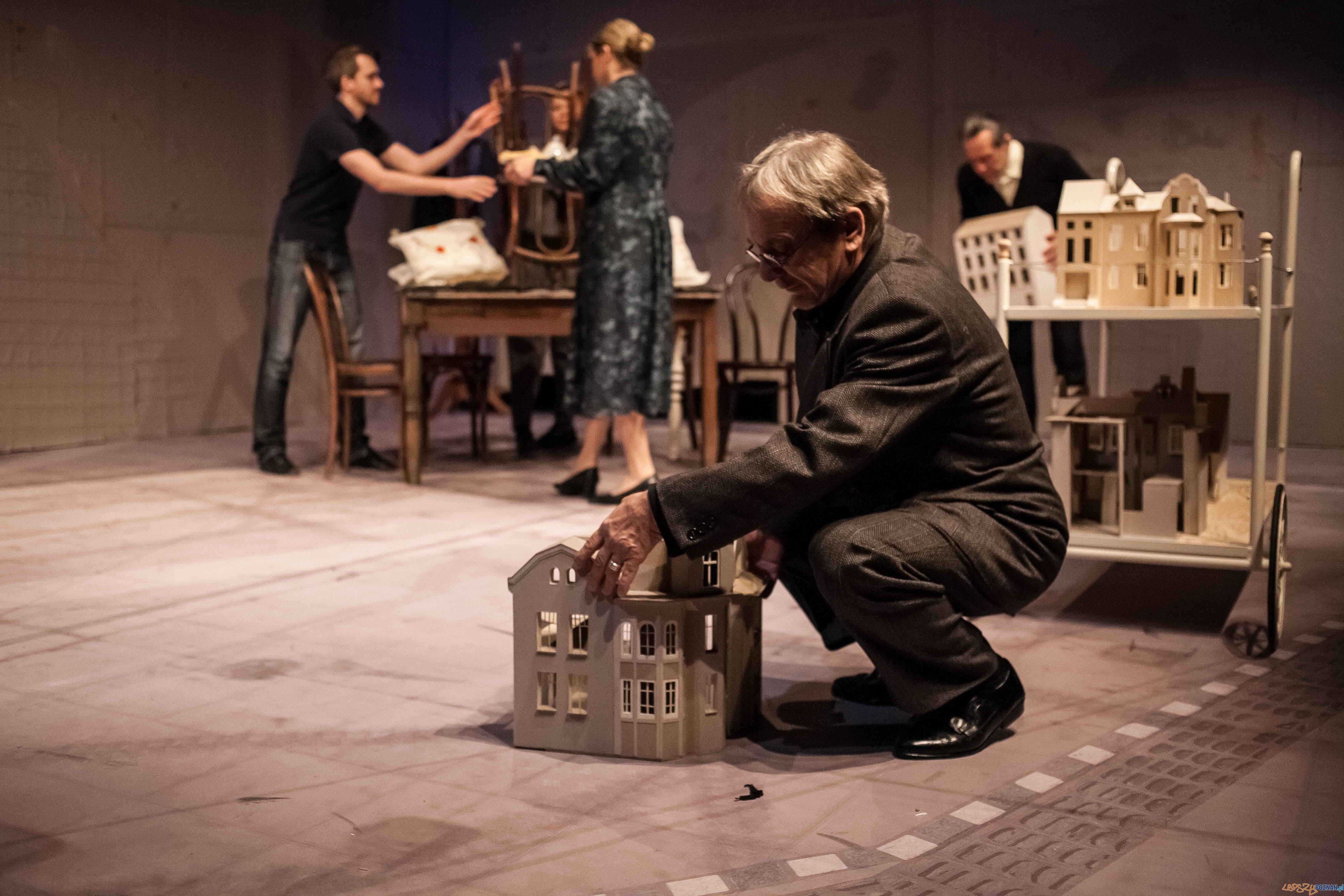 Lokatorzy - Wojciech Deneka, Nikodem Kasprowicz, Agnieszka Różańska, Janusz Andrzejewski Foto: Teatr Nowy / Bartłomiej Sowa Lokatorzy - Wojciech Deneka, Nikodem Kasprowicz, Agnieszka Różańska, Janusz Andrzejewski Foto: Teatr Nowy / Bartłomiej Sowa