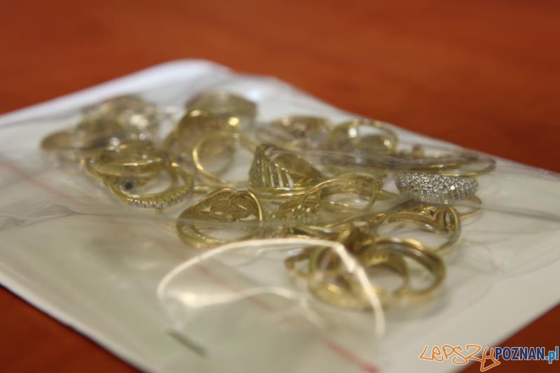 Policja odzyskała skradzioną biżurerię (2) Foto: Komenda Wojewódzka Policji w Poznaniu Policja odzyskała skradzioną biżurerię (2) Foto: Komenda Wojewódzka Policji w Poznaniu