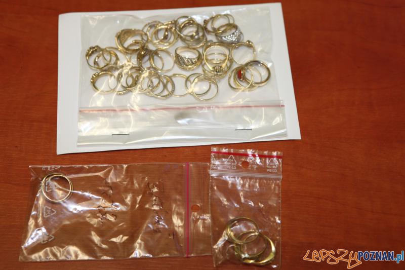 Policja odzyskała skradzioną biżuterię Foto: Komenda Wojewódzka Policji w Poznaniu Policja odzyskała skradzioną biżuterię Foto: Komenda Wojewódzka Policji w Poznaniu