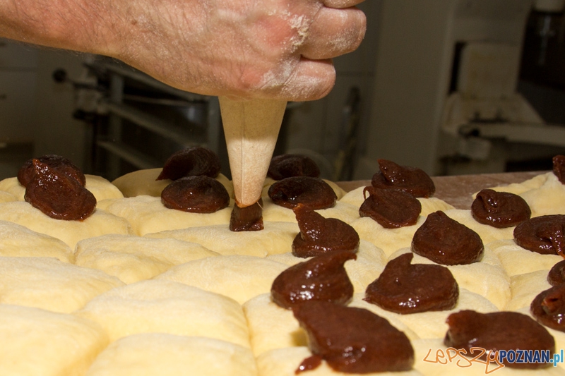 Pączki w cukierni Elite - nakładanie powideł śliwkowych na kęsy ciasta Foto: lepszyPOZNAN.pl / Piotr Rychter Pączki w cukierni Elite - nakładanie powideł śliwkowych na kęsy ciasta Foto: lepszyPOZNAN.pl / Piotr Rychter