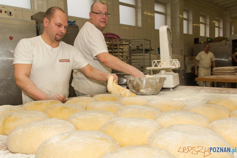 Pączki w cukierni Elite - przygotowanie ciasta Foto: lepszyPOZNAN.pl / Piotr Rychter Pączki w cukierni Elite - przygotowanie ciasta Foto: lepszyPOZNAN.pl / Piotr Rychter