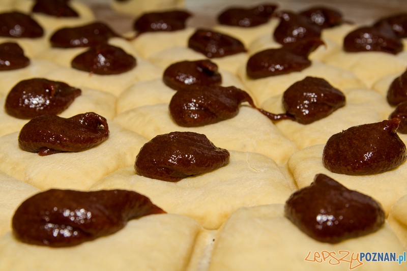 Pączki w cukierni Elite - nakładanie powideł śliwkowych na kęsy ciasta Foto: lepszyPOZNAN.pl / Piotr Rychter Pączki w cukierni Elite - nakładanie powideł śliwkowych na kęsy ciasta Foto: lepszyPOZNAN.pl / Piotr Rychter