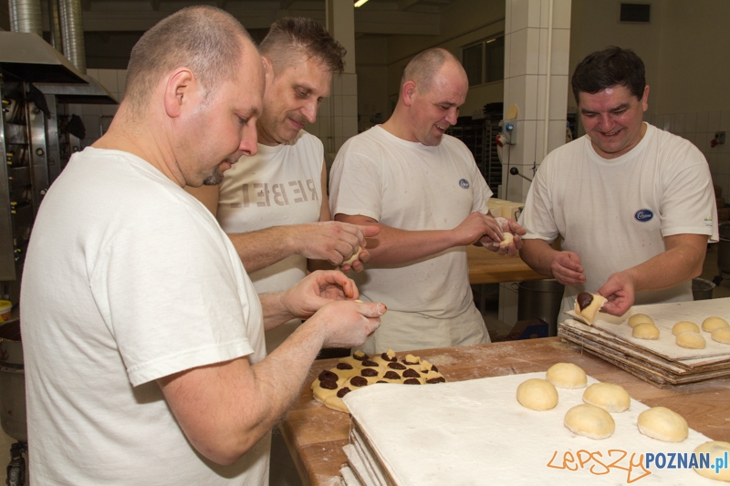 Pączki w cukierni Elite - zawijanie pączków Foto: lepszyPOZNAN.pl / Piotr Rychter Pączki w cukierni Elite - zawijanie pączków Foto: lepszyPOZNAN.pl / Piotr Rychter