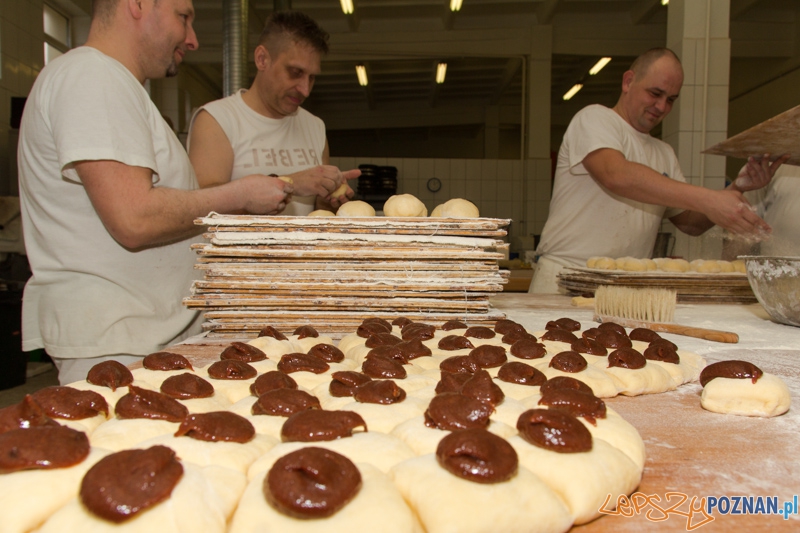 Pączki w cukierni Elite - zawijanie pączków Foto: lepszyPOZNAN.pl / Piotr Rychter Pączki w cukierni Elite - zawijanie pączków Foto: lepszyPOZNAN.pl / Piotr Rychter