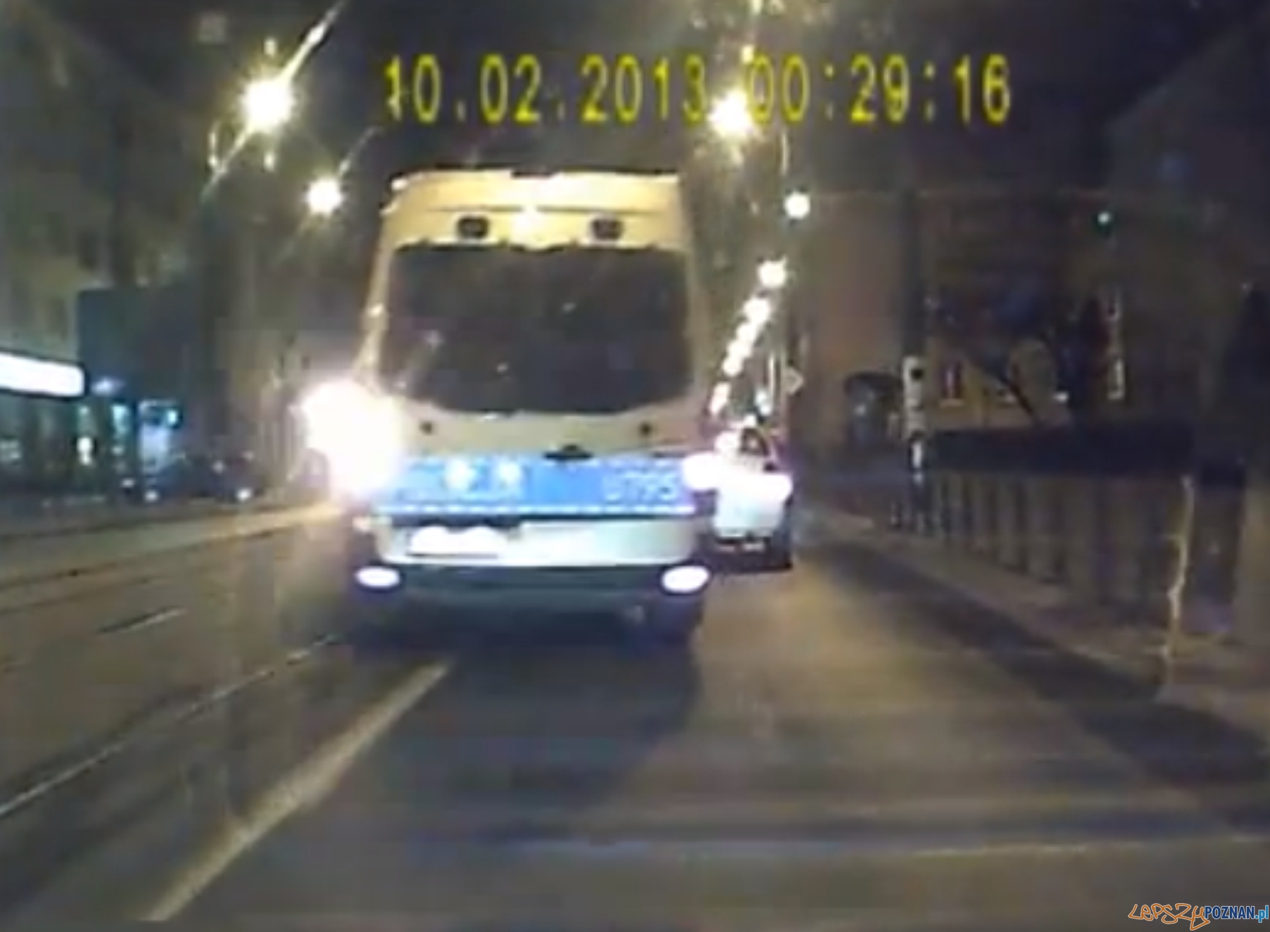 Radiowóz wyprzedza na linii ciągłej Foto: youtube - PolmozbytPoznan Radiowóz wyprzedza na linii ciągłej Foto: youtube - PolmozbytPoznan