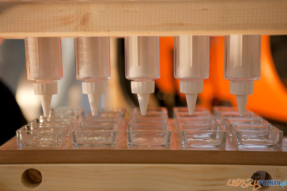 Robot serwuje Foto: facebook School of Form Robot serwuje Foto: facebook School of Form