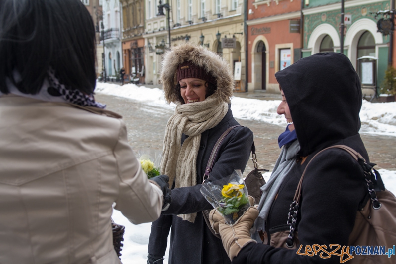 Światowy Dzień Wody - Hanka bohaterka reklamy Aquanetu wręcza kwiaty poznaniakom Foto: lepszyPOZNAN.pl / Piotr Rychter Światowy Dzień Wody - Hanka bohaterka reklamy Aquanetu wręcza kwiaty poznaniakom Foto: lepszyPOZNAN.pl / Piotr Rychter