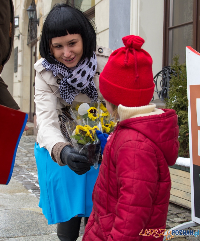 Światowy Dzień Wody - Hanka bohaterka reklamy Aquanetu wręcza kwiaty poznaniakom Foto: lepszyPOZNAN.pl / Piotr Rychter Światowy Dzień Wody - Hanka bohaterka reklamy Aquanetu wręcza kwiaty poznaniakom Foto: lepszyPOZNAN.pl / Piotr Rychter