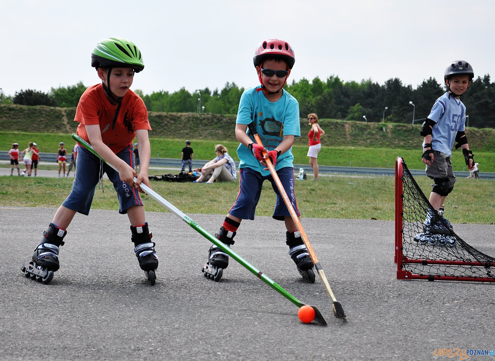Na wrotkach można też pograć w hokej Foto: Na wrotkach można też pograć w hokej Foto: