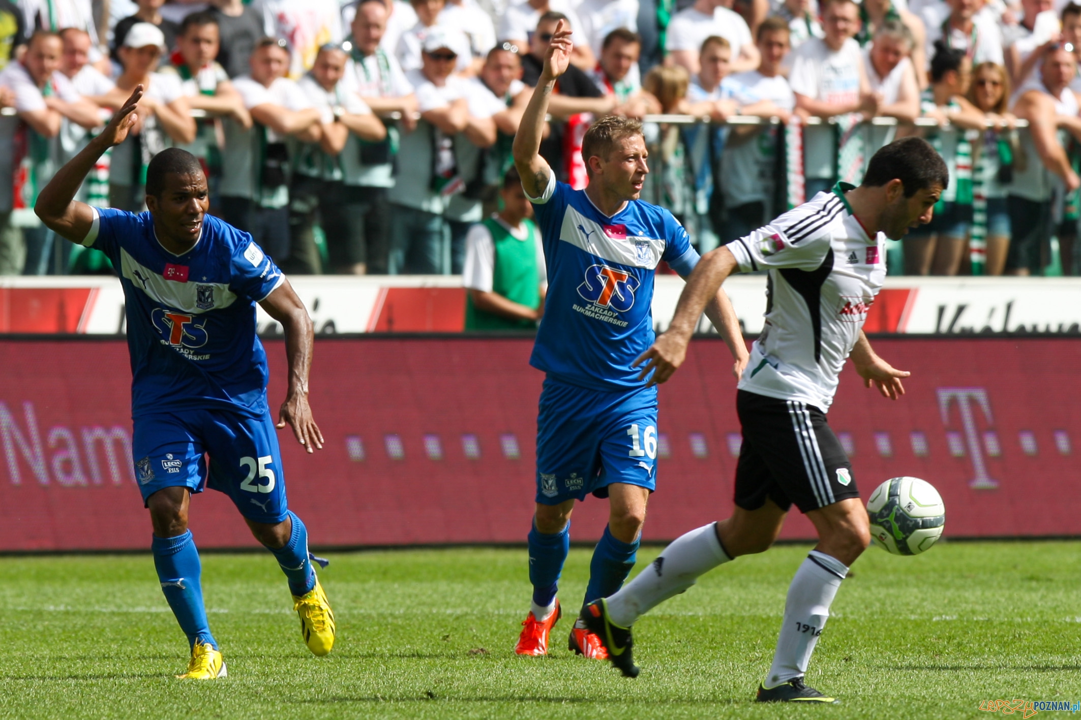 Legia odskoczyła Lechowi Foto: x-news Legia odskoczyła Lechowi Foto: x-news
