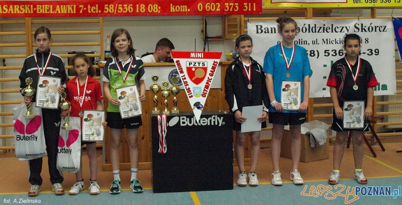 Dekoracja najlepszych zawodniczek, trzecia z lewej Maja Zielińska Foto: Dekoracja najlepszych zawodniczek, trzecia z lewej Maja Zielińska Foto: