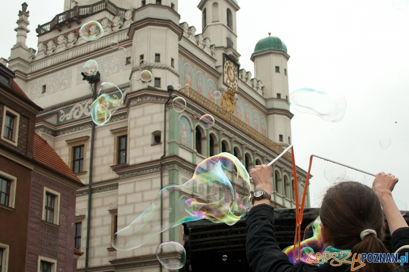 Puszczanie Baniek Mydlanych na Starym Rynku Foto: Ewelina Gutowska Puszczanie Baniek Mydlanych na Starym Rynku Foto: Ewelina Gutowska