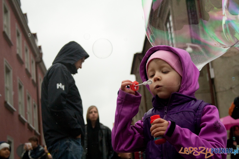 Puszczanie Baniek Mydlanych na Starym Rynku Foto: Ewelina Gutowska Puszczanie Baniek Mydlanych na Starym Rynku Foto: Ewelina Gutowska