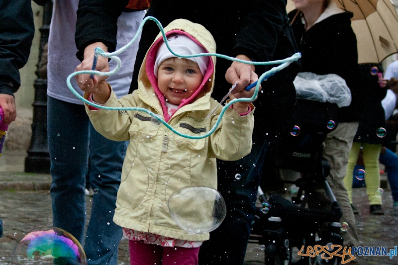 Puszczanie Baniek Mydlanych na Starym Rynku Foto: Ewelina Gutowska Puszczanie Baniek Mydlanych na Starym Rynku Foto: Ewelina Gutowska