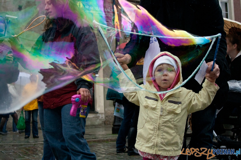 Puszczanie Baniek Mydlanych na Starym Rynku Foto: Ewelina Gutowska Puszczanie Baniek Mydlanych na Starym Rynku Foto: Ewelina Gutowska