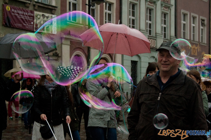 Puszczanie Baniek Mydlanych na Starym Rynku Foto: Ewelina Gutowska Puszczanie Baniek Mydlanych na Starym Rynku Foto: Ewelina Gutowska