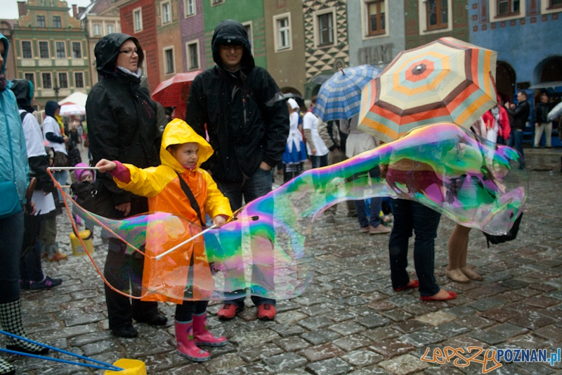 Puszczanie Baniek Mydlanych na Starym Rynku Foto: Ewelina Gutowska Puszczanie Baniek Mydlanych na Starym Rynku Foto: Ewelina Gutowska