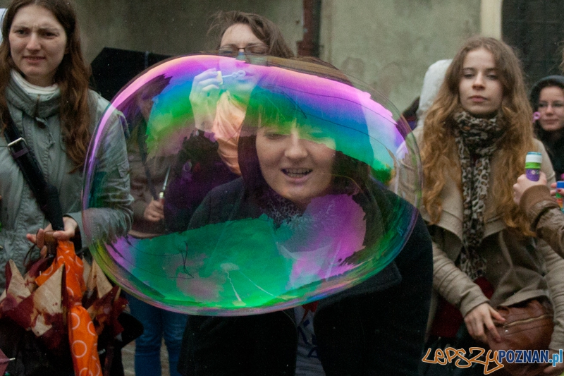 Puszczanie Baniek Mydlanych na Starym Rynku Foto: Ewelina Gutowska Puszczanie Baniek Mydlanych na Starym Rynku Foto: Ewelina Gutowska