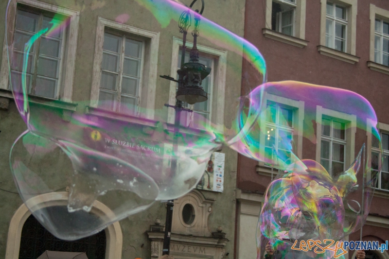 Puszczanie Baniek Mydlanych na Starym Rynku Foto: Ewelina Gutowska Puszczanie Baniek Mydlanych na Starym Rynku Foto: Ewelina Gutowska