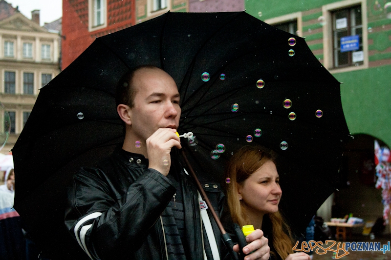 Puszczanie Baniek Mydlanych na Starym Rynku Foto: Ewelina Gutowska Puszczanie Baniek Mydlanych na Starym Rynku Foto: Ewelina Gutowska