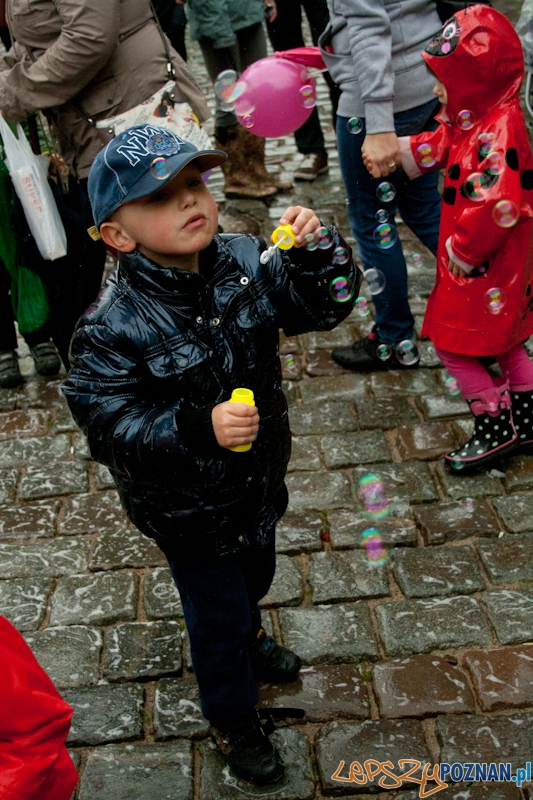 Puszczanie Baniek Mydlanych na Starym Rynku Foto: Ewelina Gutowska Puszczanie Baniek Mydlanych na Starym Rynku Foto: Ewelina Gutowska