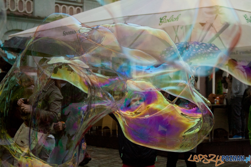 Puszczanie Baniek Mydlanych na Starym Rynku Foto: Ewelina Gutowska Puszczanie Baniek Mydlanych na Starym Rynku Foto: Ewelina Gutowska