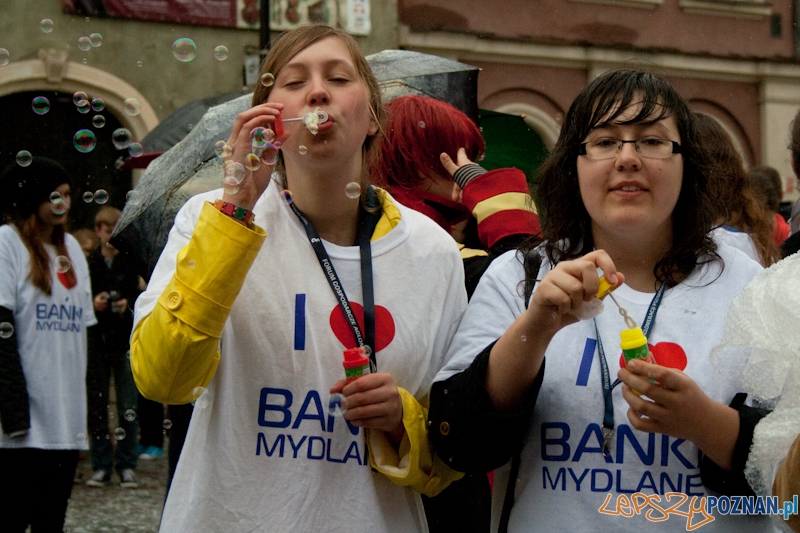 Puszczanie Baniek Mydlanych na Starym Rynku Foto: Ewelina Gutowska Puszczanie Baniek Mydlanych na Starym Rynku Foto: Ewelina Gutowska