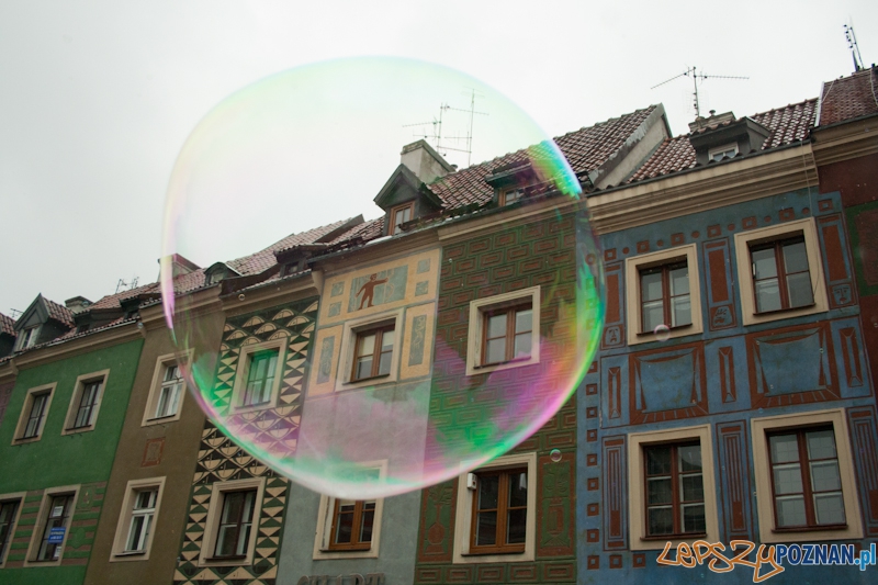 Puszczanie Baniek Mydlanych na Starym Rynku Foto: Ewelina Gutowska Puszczanie Baniek Mydlanych na Starym Rynku Foto: Ewelina Gutowska