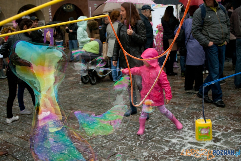 Puszczanie Baniek Mydlanych na Starym Rynku Foto: Ewelina Gutowska Puszczanie Baniek Mydlanych na Starym Rynku Foto: Ewelina Gutowska