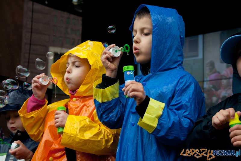 Puszczanie Baniek Mydlanych na Starym Rynku Foto: Ewelina Gutowska Puszczanie Baniek Mydlanych na Starym Rynku Foto: Ewelina Gutowska