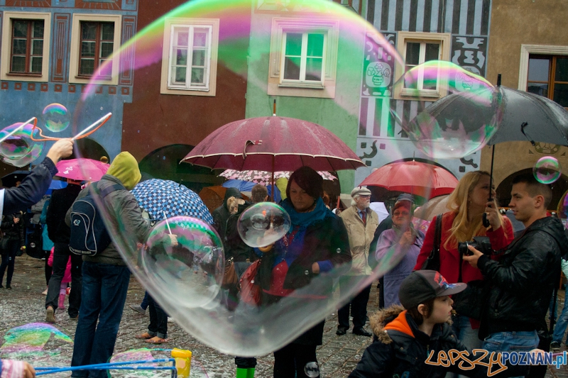Puszczanie Baniek Mydlanych na Starym Rynku Foto: Ewelina Gutowska Puszczanie Baniek Mydlanych na Starym Rynku Foto: Ewelina Gutowska