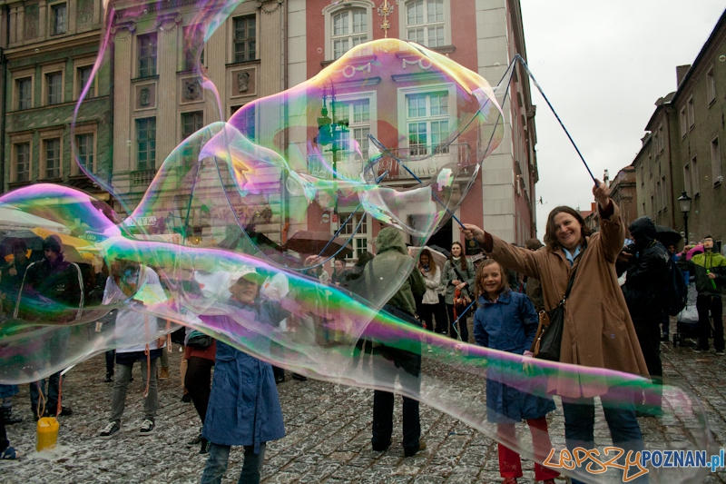 Puszczanie Baniek Mydlanych na Starym Rynku Foto: Ewelina Gutowska Puszczanie Baniek Mydlanych na Starym Rynku Foto: Ewelina Gutowska