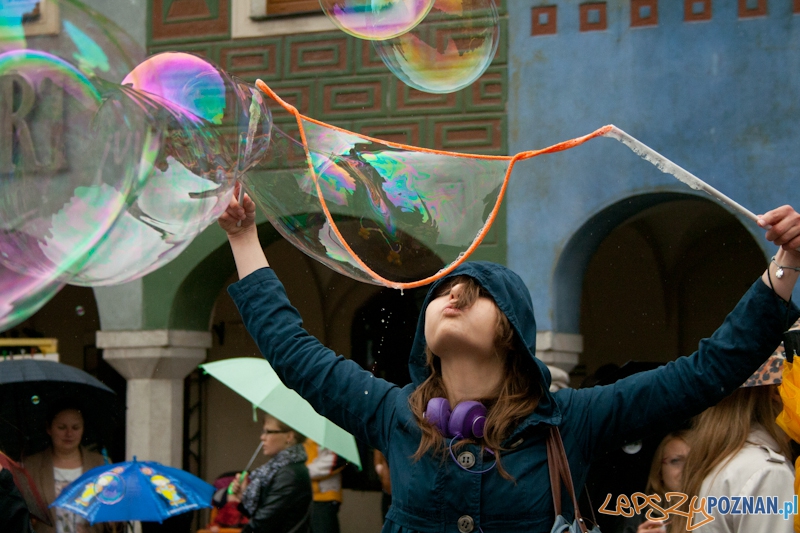 Puszczanie Baniek Mydlanych na Starym Rynku Foto: Ewelina Gutowska Puszczanie Baniek Mydlanych na Starym Rynku Foto: Ewelina Gutowska