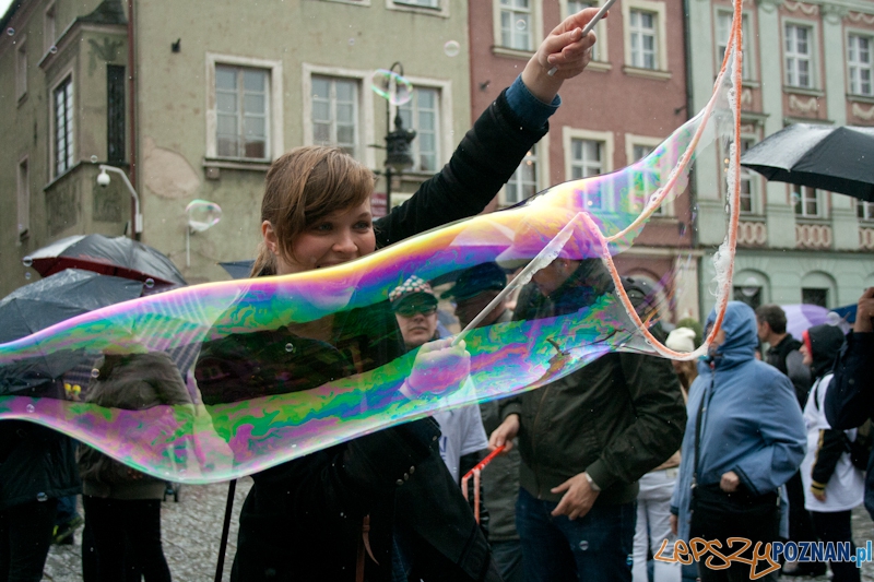 Puszczanie Baniek Mydlanych na Starym Rynku Foto: Ewelina Gutowska Puszczanie Baniek Mydlanych na Starym Rynku Foto: Ewelina Gutowska