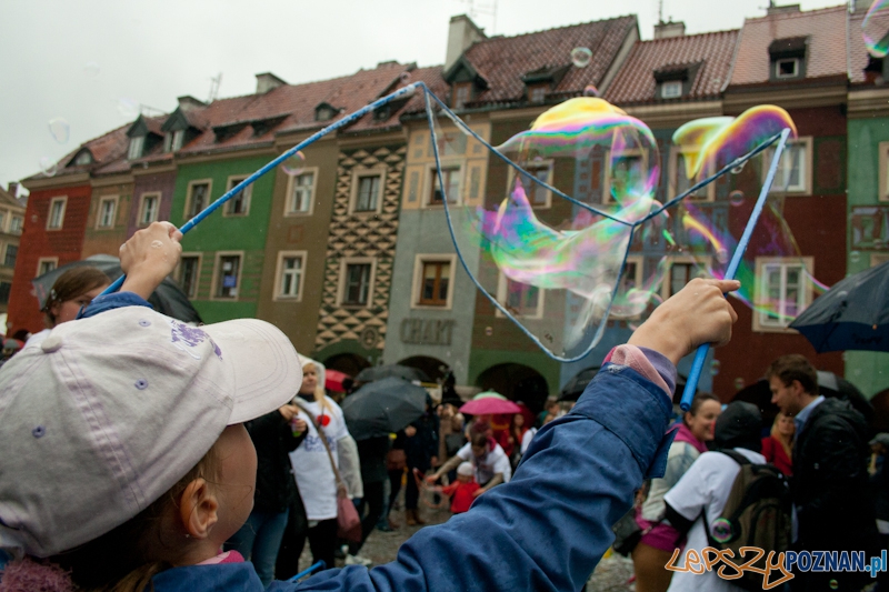 Puszczanie Baniek Mydlanych na Starym Rynku Foto: Ewelina Gutowska Puszczanie Baniek Mydlanych na Starym Rynku Foto: Ewelina Gutowska