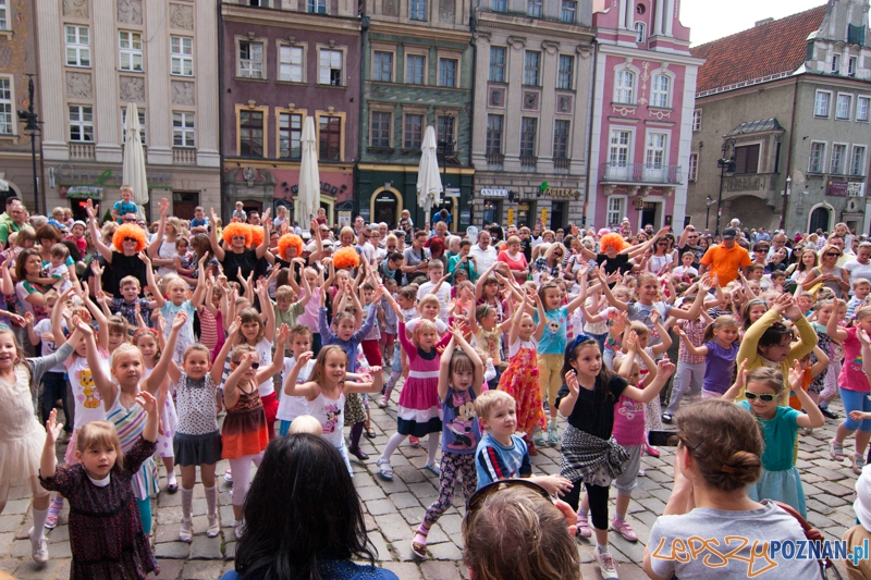 I Flashmob Przedszkolaków na Starym Rynku - Poznań 09.06.2013 r. Foto: LepszyPOZNAN.pl / Paweł Rychter I Flashmob Przedszkolaków na Starym Rynku - Poznań 09.06.2013 r. Foto: LepszyPOZNAN.pl / Paweł Rychter