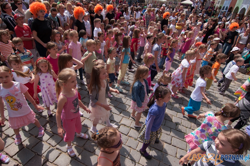 I Flashmob Przedszkolaków na Starym Rynku - Poznań 09.06.2013 r. Foto: LepszyPOZNAN.pl / Paweł Rychter I Flashmob Przedszkolaków na Starym Rynku - Poznań 09.06.2013 r. Foto: LepszyPOZNAN.pl / Paweł Rychter