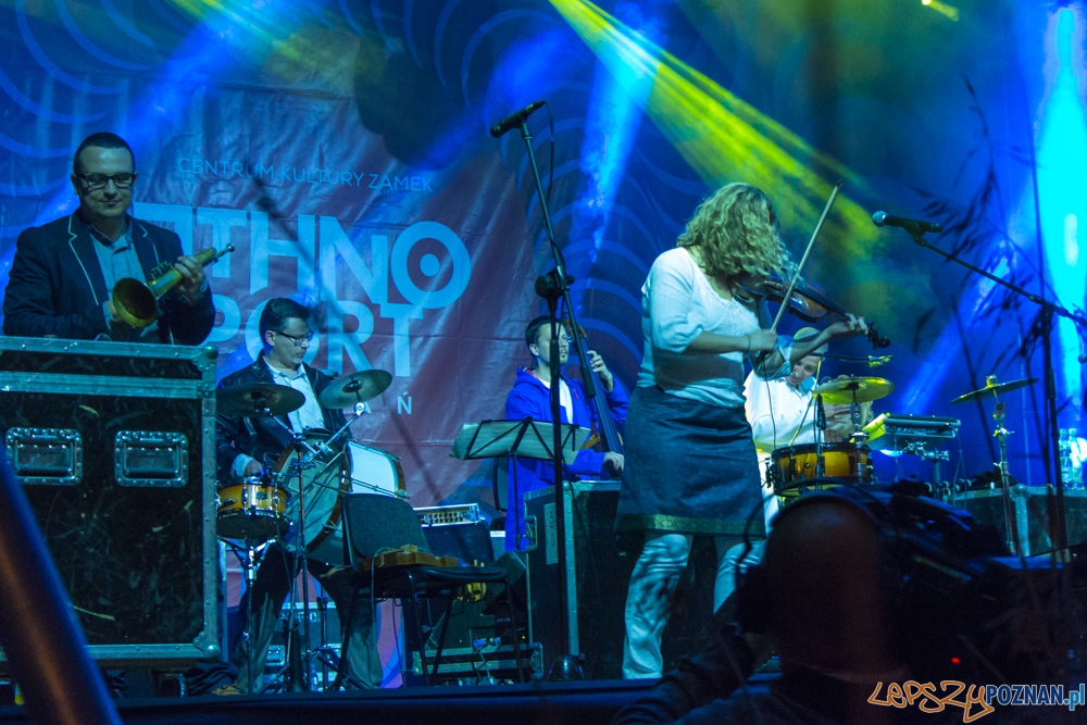 Występ Kapeli Ze Wsi Warszawa & Mercedes Peón - EthnoPort 2013 Foto: Bartosz Lewandowski Występ Kapeli Ze Wsi Warszawa & Mercedes Peón - EthnoPort 2013 Foto: Bartosz Lewandowski